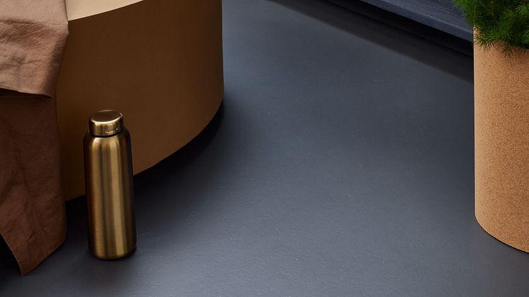 Medium-Marmoleum cocoa 3583 chocolate blues