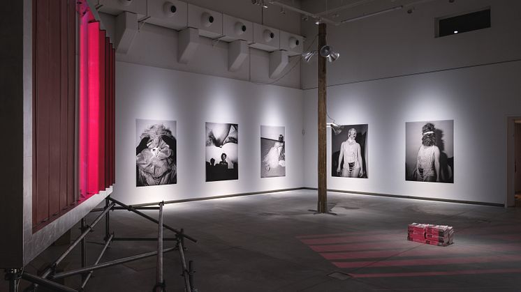 Installationsvy Choose Mutation with photographs by Annette Frick.
