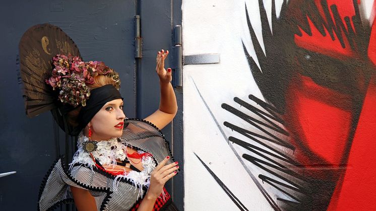 Vorführung des 'Geisha' Kleides von Designstudent Marco Stern