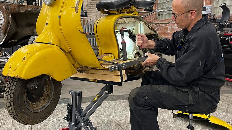 Vespalyft från PELA som skänker mekglädje