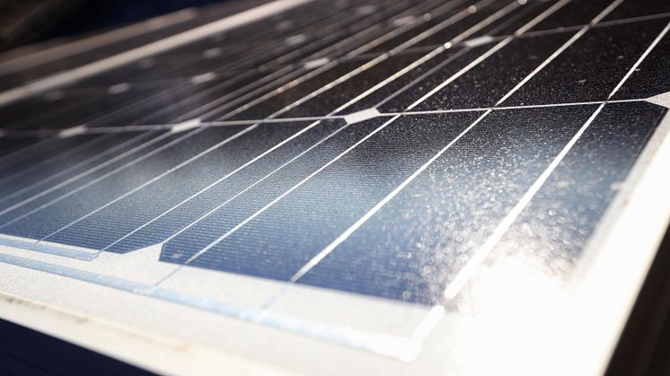 Mieter und Bewohner von Mehrfamilienhäuser können mit einem Steckersolar-Gerät eigenen Strom für das Zuhause gewinnen