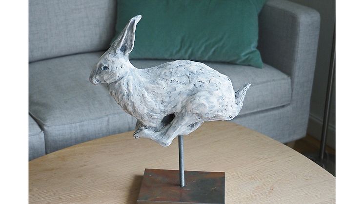 Keramisk skulptur på stativ ”Flykten”.