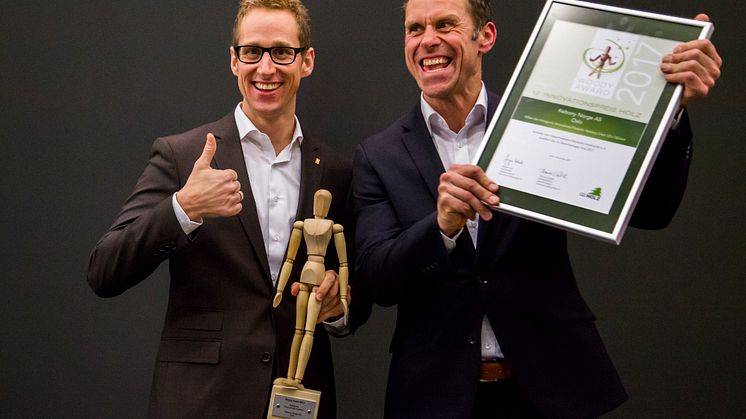 Endlich ein Woody für Kebony! Große Freude bei Deutschlandchef Marcell Bernhardt und Vertriebskollege Stephan Knipping.