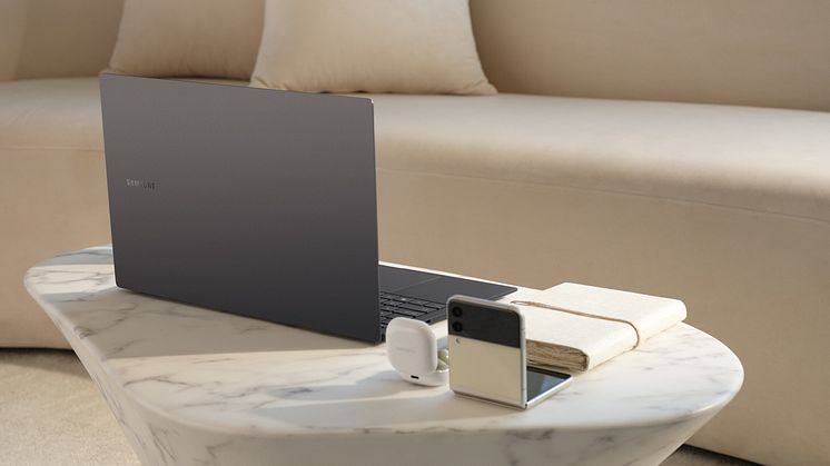 2-505_Galaxy_Book2_Pro_15_Graphite_Galaxy_ZFlip_5G_Cream_Galaxy_Bud2_Olive_eco_HI.jpg