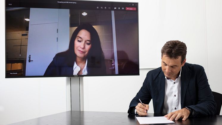 Hege Skryseth, Kongsberg Digital and Cristian Corotto, ABB Turbocharging, digitally shake hands