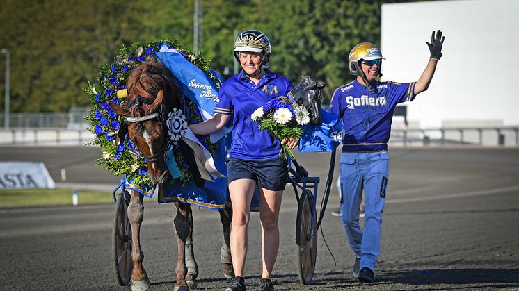 Björn Goop och Moni Viking efter den känslosamma segern i Åby Stora Pris förra året. Foto: Malin Albinsson.