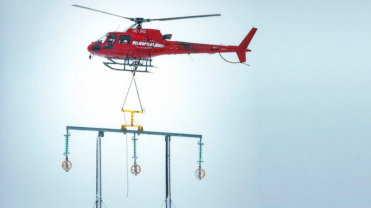 Med stor precision sätter helikopterpiloten ned regeln på stolptopparna.