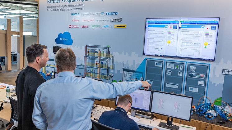 Evaluering av Ethernet-APL-testcase: Mathias Koch (BASF) og Klaus Erni (Emerson) tester Emerson DeltaV og analyserer nettverk
