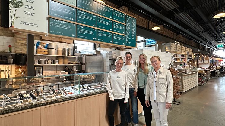 bemt besöker butik inför nytt serviceavtal med Holy Greens på Malmö Saluhall. Från vänster: Elin Ryberg och Sofia Köhl (Holy Greens) samt Emmilie Olsson och Åsa Hättmark (bemt AB).