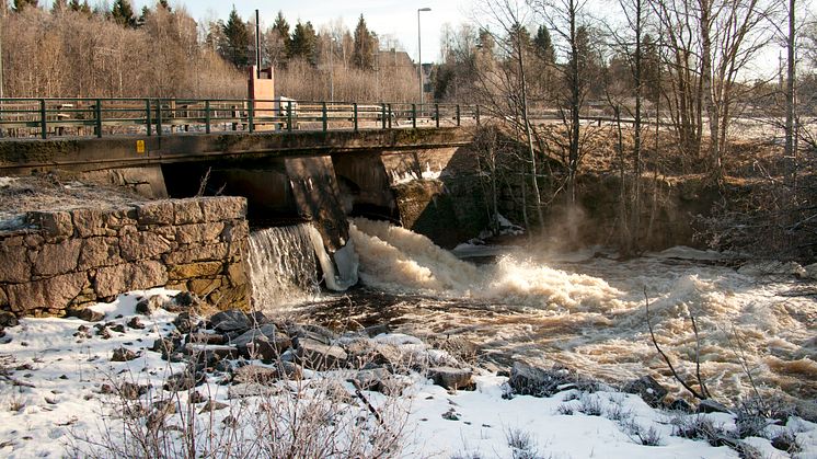 Med förnybar el gör vi ett miljöriktigt val. Här är dammluckorna vid Lillfors vattenkraftverk i Storfors, där förnybar el produceras.