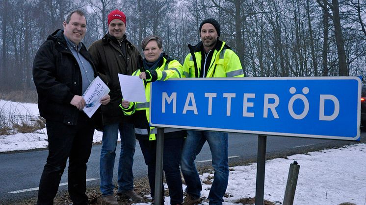 Fr v: Pelle Svensson och Henrik Nilsson från Matteröds fiber, Pernilla Rydmark, fibersamordnare, och Håkan Nilsson, tekniker, från Hässleholms kommun.