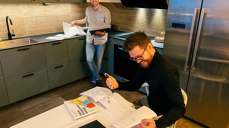 Robert "Glenn" Blank och Thomas Gilén, AGNSY ab i slutspurten innan plattformen "Showdevote" ska släppas.