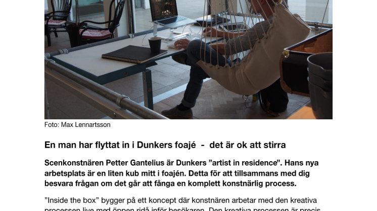 En man har flyttat in i Dunkers foajé  -  det är ok att stirra