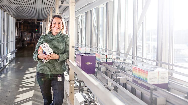 Jenny övervakar produktion av Löfbergs nya Equality-kaffe som når butikerna vecka 8. Kommer bl.a. att finnas på ICA, City Gross och Matrebellerna.. 