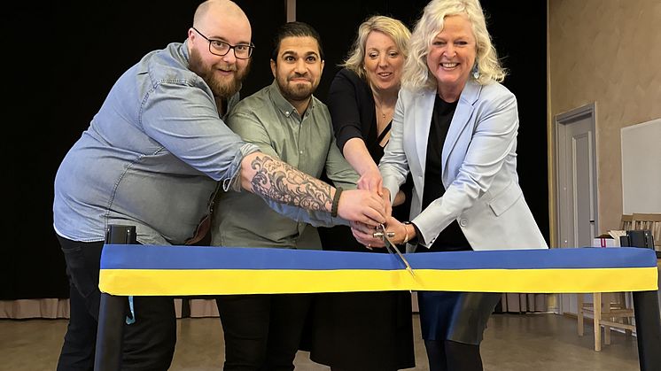 Här klipps bandet till de nya bostäderna på campus gemensamt av Max Karlsson från studenkåren, Abdo Moussaoui projektledare på Eidar, Jennie Bergius Eriksson ordförande för Eidar samt Li Lejerstedt, högskoledirektör Högskolan Väst.