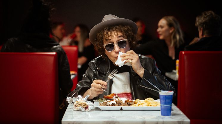 Magnus Uggla släpper singeln “Bästa kebaben i hela stan” på fredag 