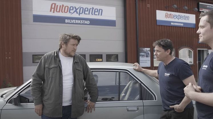 Erik Ekstrand får hjälp av Dennis & Andreas på Bromans Bilservice på Djurö.