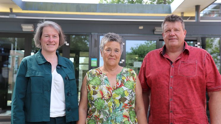 Bei der Verabschiedung: Universitätspräsidentin Prof.in Dr.in Verena Pietzner, Ulrike Mallas und Andree Wrobel, stellvertretend für den Personalrat.