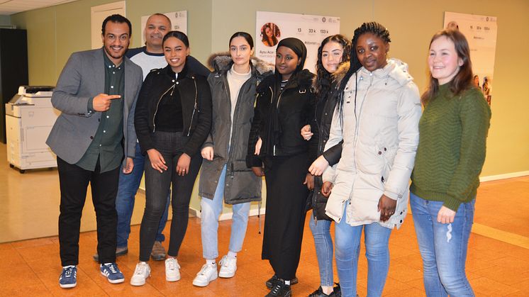 Byråd Omar Gamal og BU-leder Rashid Nawaz  (t.v.) møtte Betty Eshete, Kaynat Khan, Faduma Khayre, Yasmina Hammani og Fatou Dibba på jobbsenteret. TIl høyre prosjektleder Iselin Glover. 