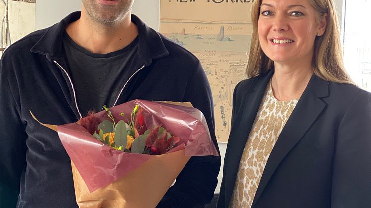 Dennis Furlan är Wallenstams 10 000:e bostadshyresgäst. Här tillsammans med Wallenstams vice vd Marina Fritsche på bild.