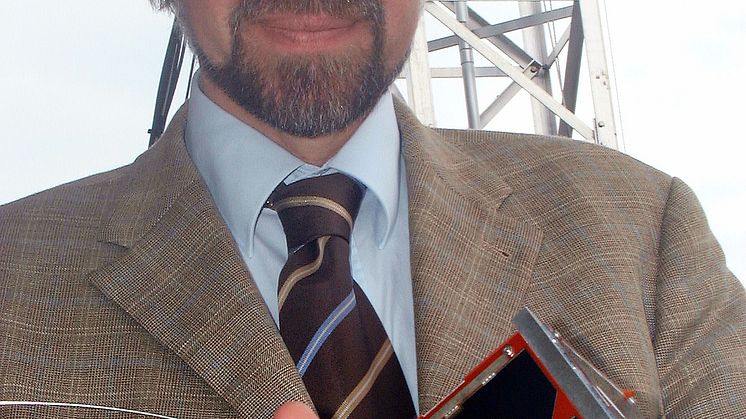 Foto: Prof. Dr. rer. nat. Klaus Schilling mit erstem deutschen Pico-Satelliten. Prof. Klaus Schilling leitet den Lehrstuhl für Robotik und Telematik an der Julius-Maximilians-Universität Würzburg. Er forscht u.a. an Kleinstsatellitensystemen.