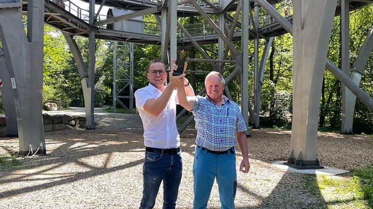 Kategorie Stahlkonstruktionen: Stefan Weidle und Helmut Mühlbauer sind stolz auf die Anerkennung der Leistung ihres Teams.