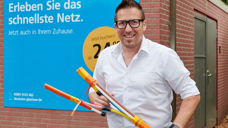Thorsten Lässig, Projektmanager von Deutsche Glasfaser im Kreis Heinsberg, vor einem Glasfaserhauptverteiler ("PoP") - dort sind alle Glasfasern gebündelt, die bis in die Haushalte innerhalb der Gemeinden geführt werden. (DG)