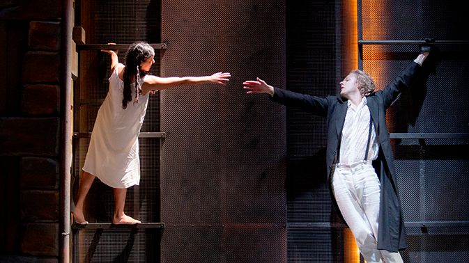 Romeo och Julia har premiär 30 september på Helsingborgs stadsteater. På bild: Oldoz Javidi och Gustav Berg. Fotograf: Malin Arnesson. 