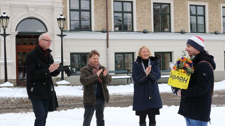 Juryn delar ut förstapriset i Lunds kommuns interna idé- och förbättringstävling. Från vänster: utbildningsdirektör Stefan Norrestam, turism- och näringslivschef Per Persson, kommundirektör Anette Henriksson och vinnaren Daniel Philis. 