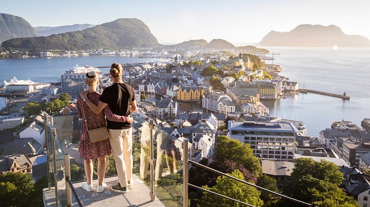 Ålesund og Sunnmøre er en av destinasjonene som opplevde størst økning i kommersielle gjestedøgn i juli, sammenlignet med 2022. Foto: Tibe/Visit Ålesund