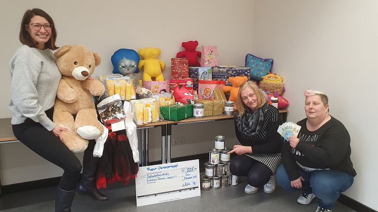 Geschäftsführerin Ulrike Herkner, Bärenherz-Mitarbeiterin Elvira Wegner und Christine Jentzsch präsentieren stolz die Spenden aus Riesa