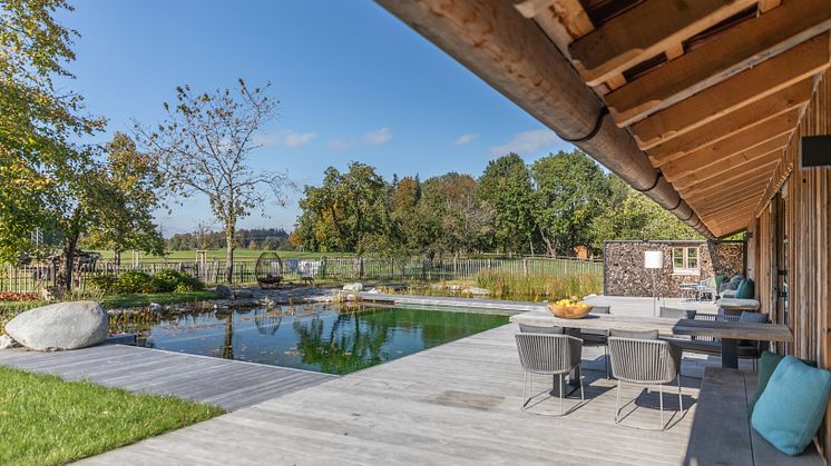 Natur pur: Schwimmdeck aus Kebony