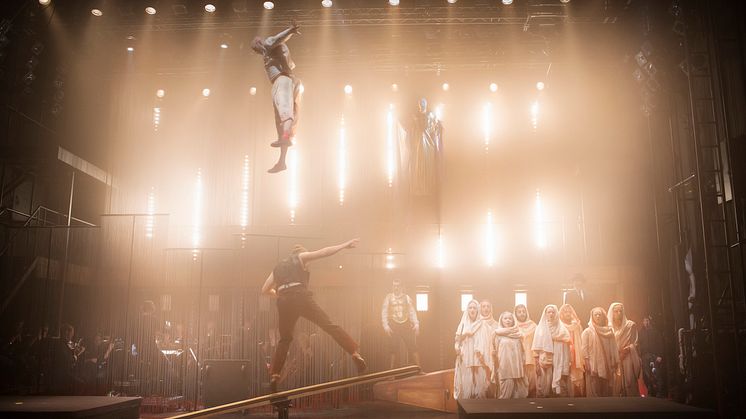 Cirkusartister och ensemble i Satyagraha på Folkoperan. Foto: Markus Gårder