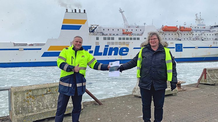 Jörgen Nilsson, vd Trelleborgs Hamn AB och Susanna Gustafsson, Skånes Luftvårdsförbund, med luftrapporten.