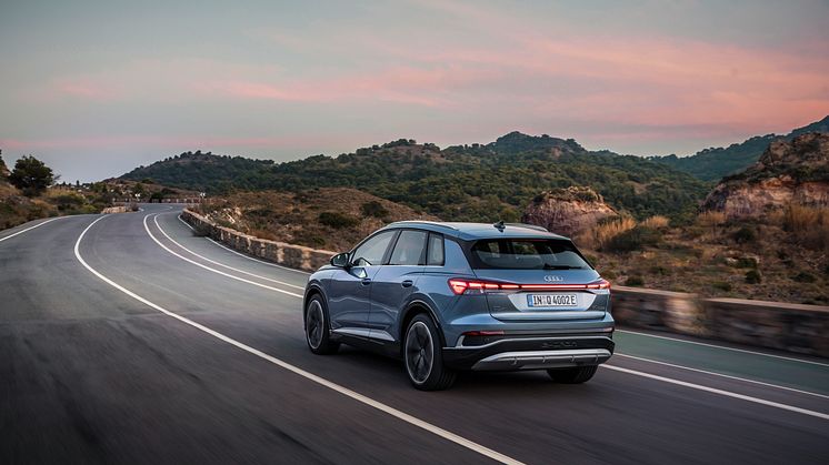 Audi Q4 50 e-tron quattro (Gejserblå)