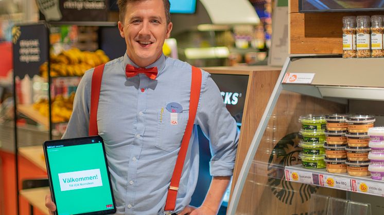 Magnus Wassén säkrar sin ICA-butik med Securitas senaste produkt SafeCount som meddelar besökarna hur många som befinner sig i butiken innan de går in.