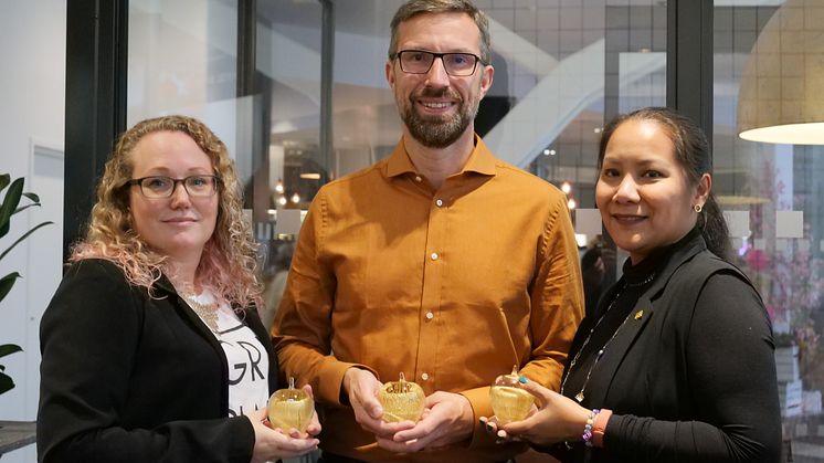Guldäpplepristagarna 2019. Camilla Askebäck Diaz, Södermalmsskolan i Stockholm  och Johan Sköld, Forshagaakademin i Forshaga, båda andrapristagare och Napat Khiyapat, modersmålsenheten i Skellefteå, förstapristagare. Foto: Bo Helmersson.