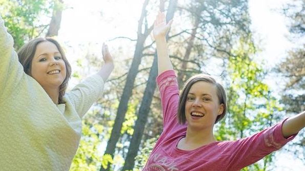 Ann Murugan i vit tröja. Stina Sundqvist i rosa tröja. 