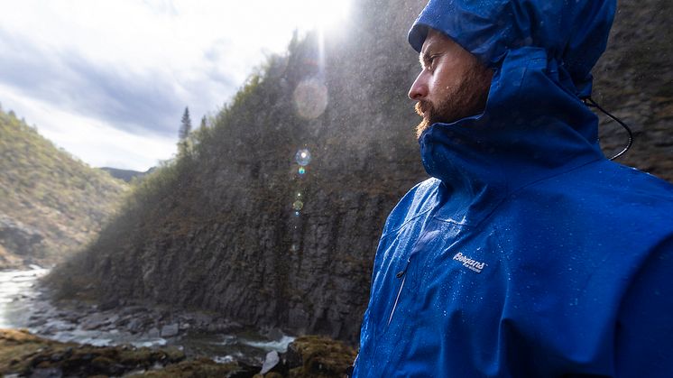 Vanntett er et relativt begrep. I denne artikkelen får du vite hvordan vi måler vanntettheten på turklær og hvordan det skaleres. Foto: Bergans / Hans Kristian Krogh Hanssen