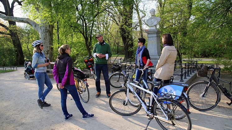 Am Wilhelm-Seyfferth-Denkmal im Johannapark