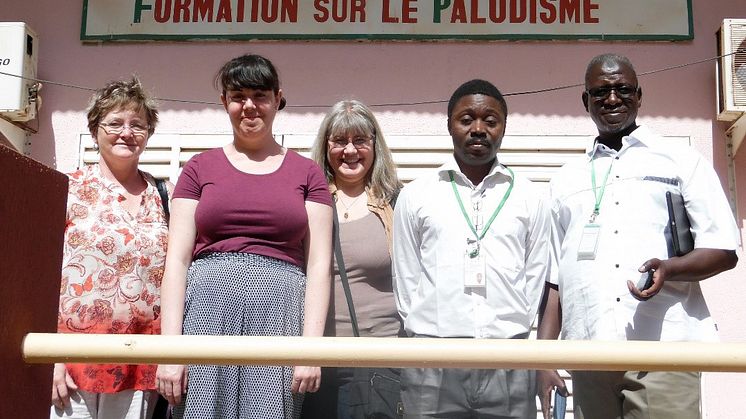 Forskarna Mary O’Conell, Ioana Bujila, Ann-Kristin Östlund Farrants, Guillaume S. Sanou och Issa Nébié utanför malariainstitutet i Ouagadougou. Foto: May O'Connell.