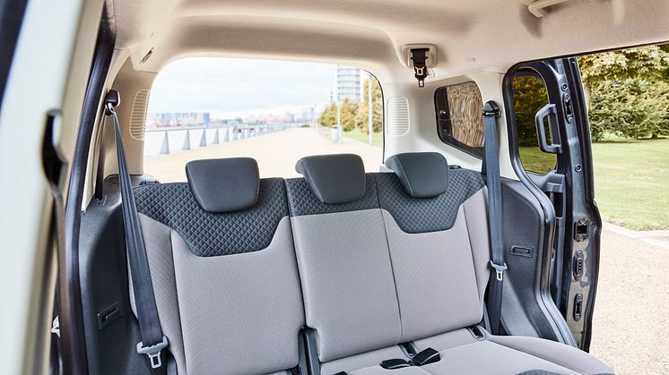 2017FordTourneoCourier_15