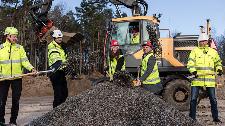 Foto: Matilda Söderström Husfoto.På bilden syns (från vänster): Jonas Bäckman (Lekab), Fredrik Åsvärd (OBOS), Hanna Höglund (köpare), Janne Silver (Lekab), Stefan Erikson (Kommunalråd och Ordförande Samhällsbyggnadsnämnden) och Håkan Svensson (OBOS).