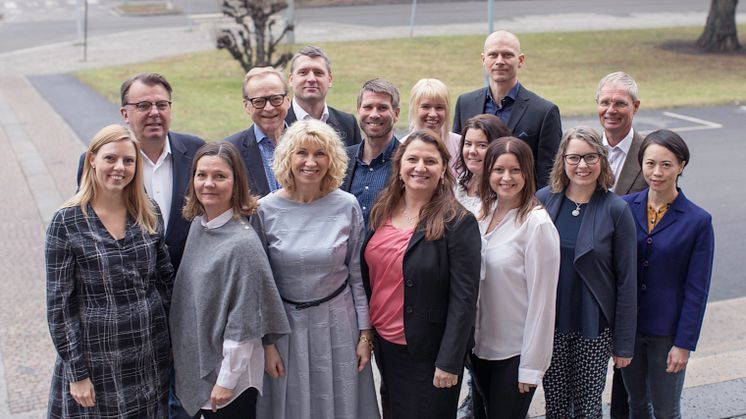 GU Ventures team på Göteborgs universitets huvudbyggnads trappa på Vasaplatsen i Göteborg.