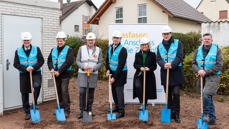Glasfaser für Eppertshausen: Spatenstich u.a. mit ENTEGA-Geschäftsführer Frank Gey (3. v.l.), Bürgermeister Carsten Helfmann (4. v.l.) und Uwe Nickl, CEO von Deutsche Glasfaser (2. v.r.).