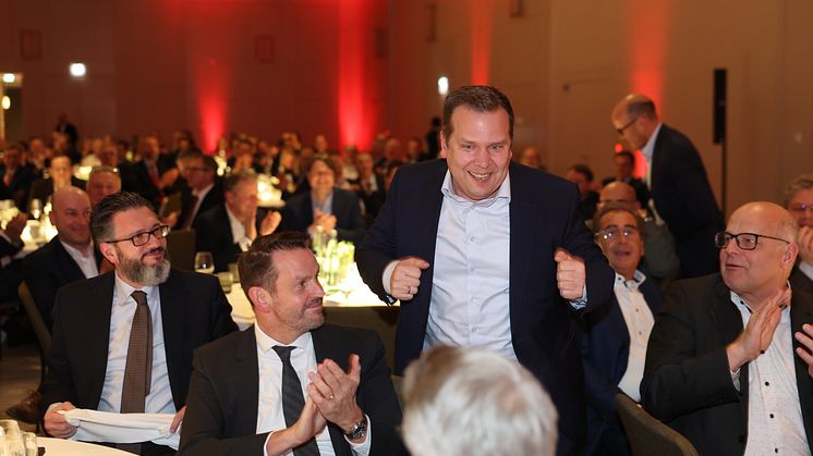 Geschäftsführer Marketing & Vertrieb bei Ardex freut sich über den Gewinn.