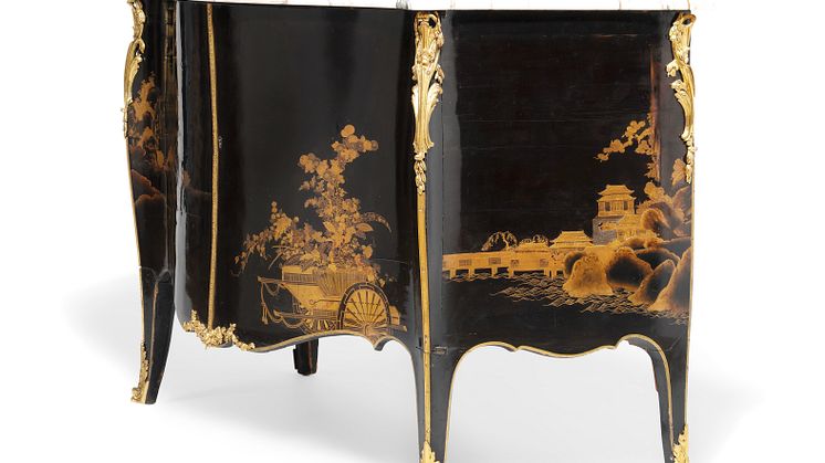 John Cobb, attributed: A George III bombe commode. c. 1765-70. Estimate: DKK 1.5 mill. / € 200,000