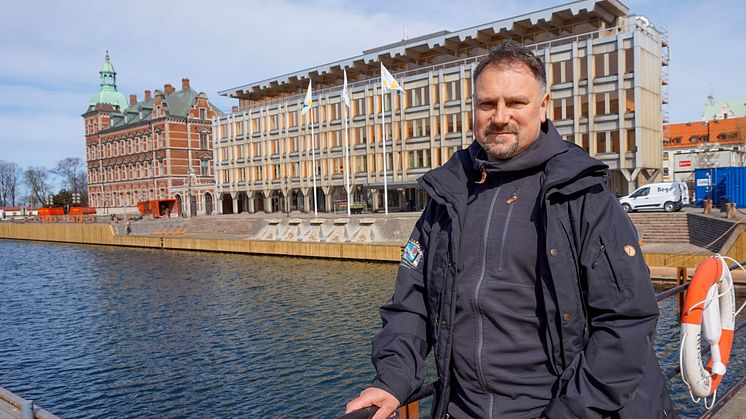 Arbetsplatsen är kommunhuset vid hamnen i Landskrona. Men en stor del av jobbet går ut på att åka runt och träffa markägare och andra berörda kring Braåns och Saxåns avrinningsområde.