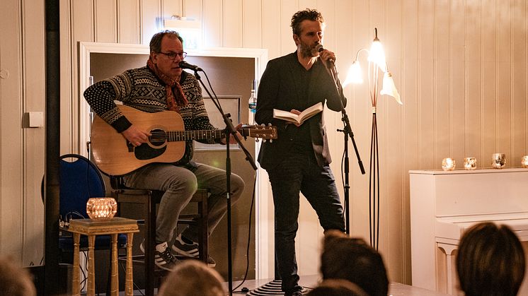 Jon Hjørnevik og Dagfinn Iversen underheld på Fretheim Hotel sin Sjømataftan 24. april. 