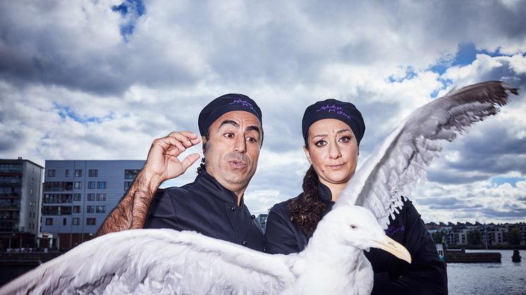 Özz Nûjen och Parwin Hoseinia i ”Kebaben på skäret”. Ett samarbete mellan Riksteatern och Malmö Stadsteater. Spelas på Malmö Stadsteaters scen Intiman 12 april – 6 maj 2023. Foto: Klara G
